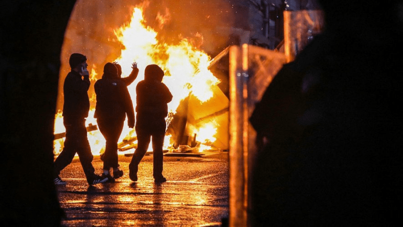 L&rsquo;Irlande du Nord connaît sa cinquième nuit de violentes manifestations&nbsp;anti-immigrés