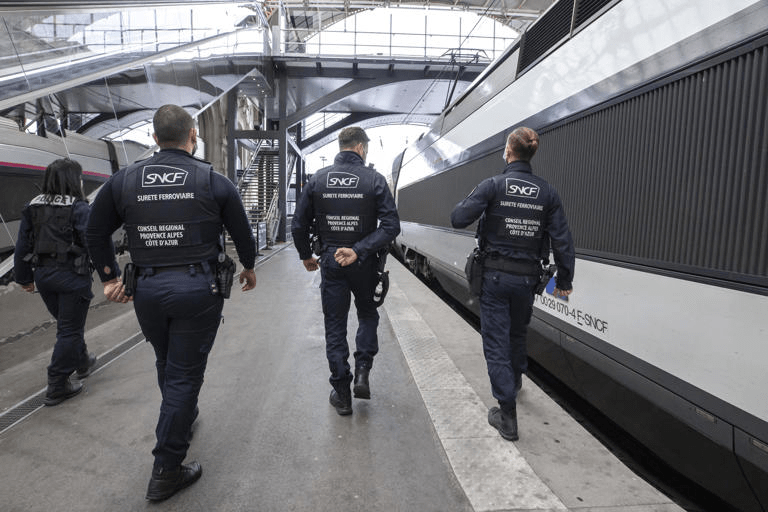 Le personnel des trains parisiens sanctionne un adolescent pèlerin qui chante un hymne, mais ignore les émeutiers du&nbsp;football