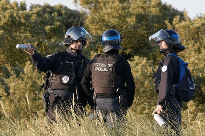 Les camps de migrants français transformés en « zone de guerre » alors que les fusillades, les agressions au couteau et les violences graves se&nbsp;multiplient