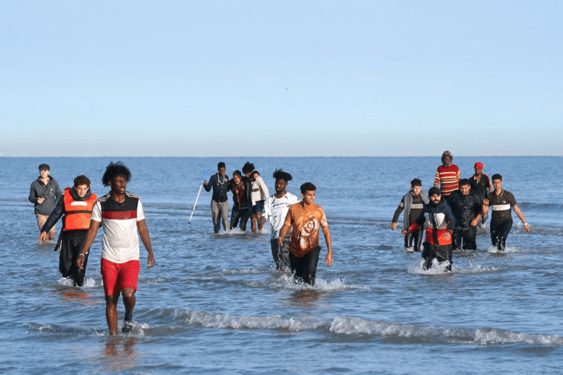 Crise migratoire : Plus de 2 000 migrants traversent la Manche en seulement une SEMAINE alors que les camps français « ressemblent à une zone de guerre&nbsp;»