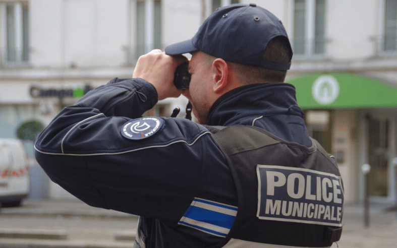 Clichy : une monitrice d’auto-école contrôlée à 132 km/h sur les quais et… positive aux&nbsp;stupéfiants