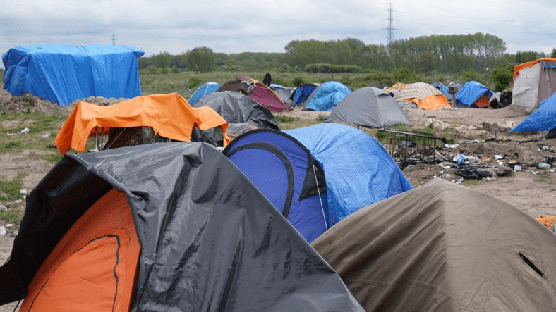 France : le bilan des fusillades dans le camp de Loon-Plage monte à trois&nbsp;morts