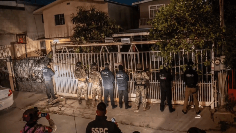 La police des frontières découvre un tunnel de trafic de drogue de 900 mètres de long entre Tijuana, au Mexique, et San Diego, en&nbsp;Californie.