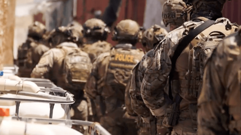 “Cela devient difficile” – La police des frontières publie de puissantes images d&rsquo;un raid majeur contre des opérations illégales de&nbsp;marijuana